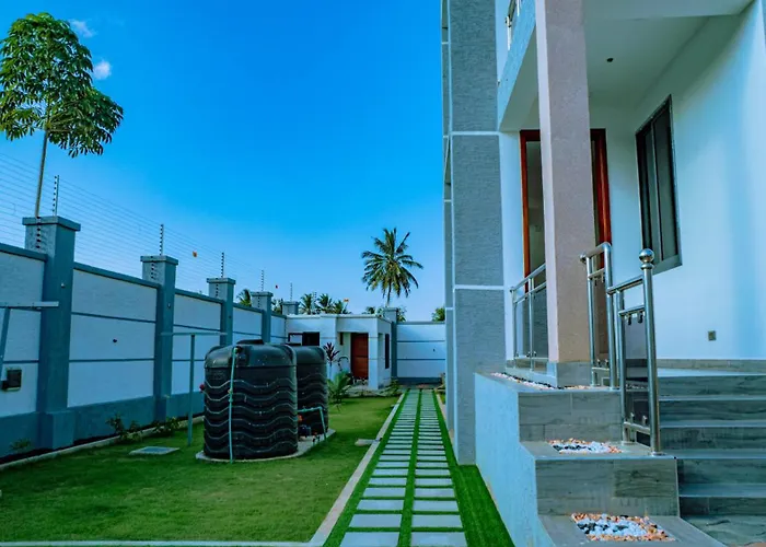 Villa - Sleeps 8 - Parking - Balcony