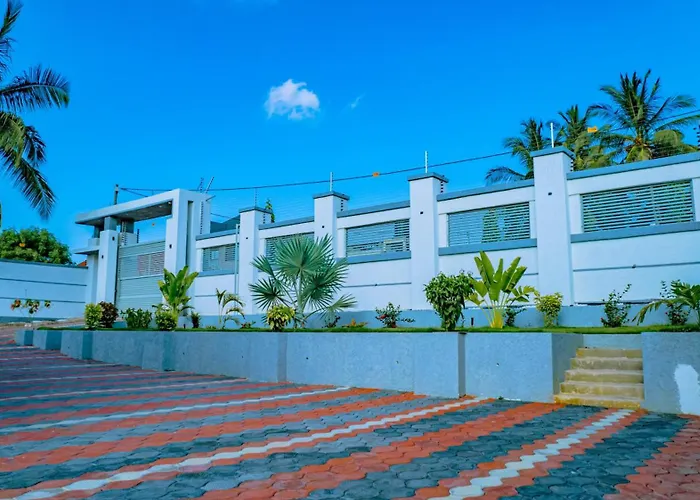 Villa - Sleeps 8 - Parking - Balcony
